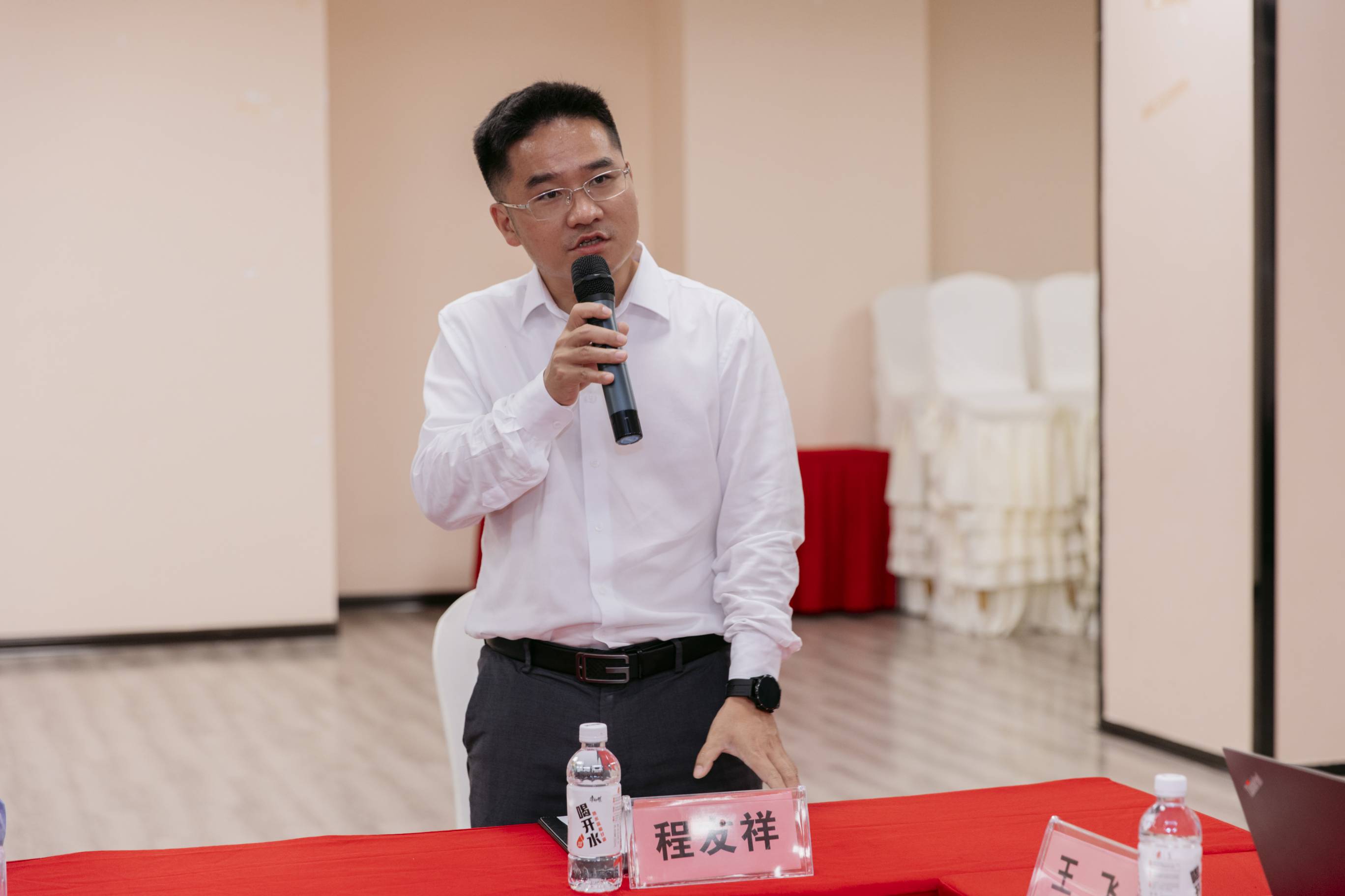 橡胶履带运输车雨季运输三方签约仪式在广西隆重举行