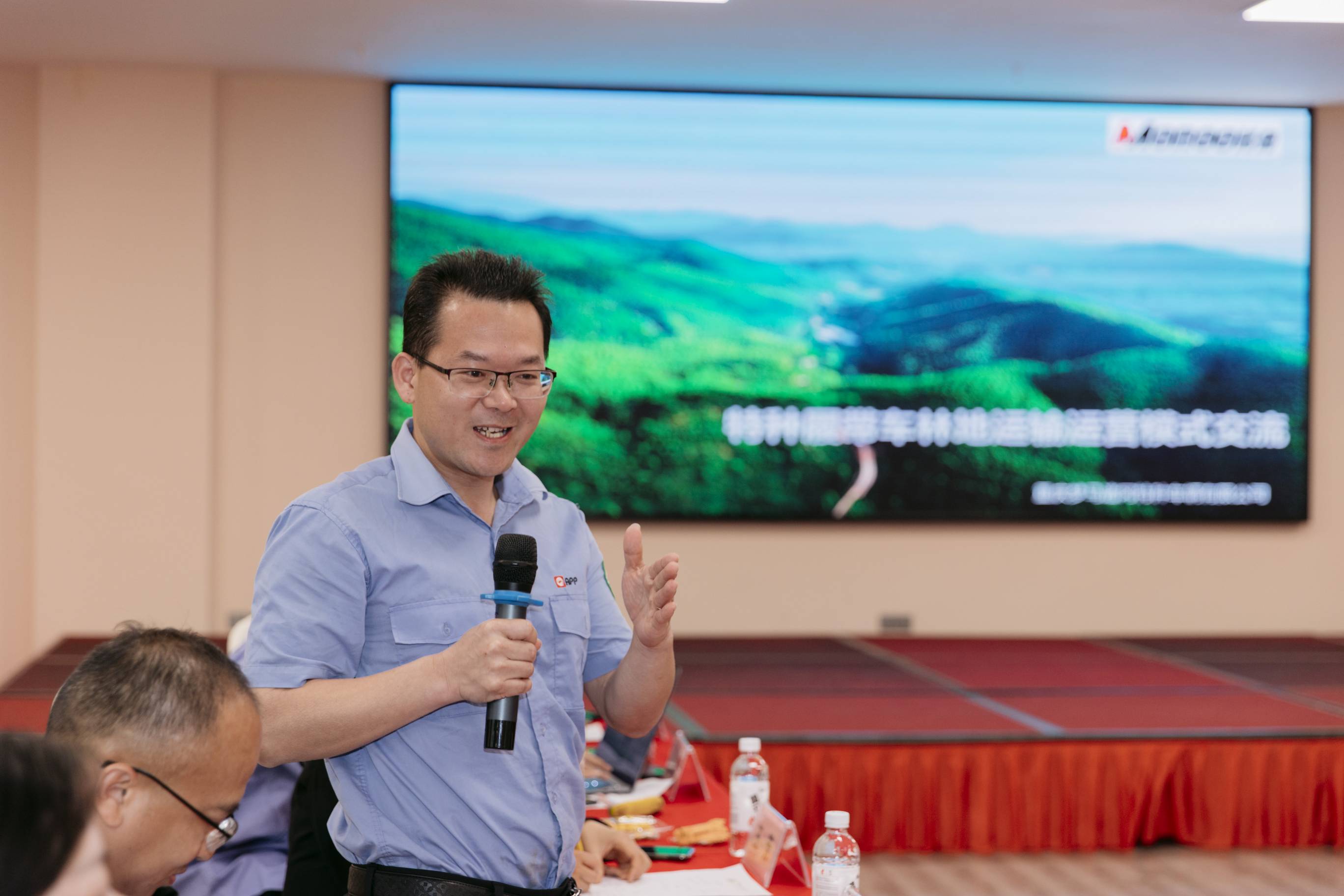 橡胶履带运输车雨季运输三方签约仪式在广西隆重举行